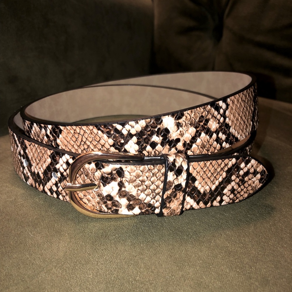 Beautiful snake print belt by Halogen, size medium.